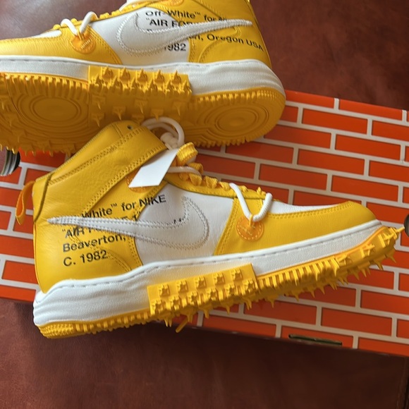 New in Box Nike Af1 Mid White and Varsity Maize C/O Off -White size 8.5/10 wm - Picture 6 of 8